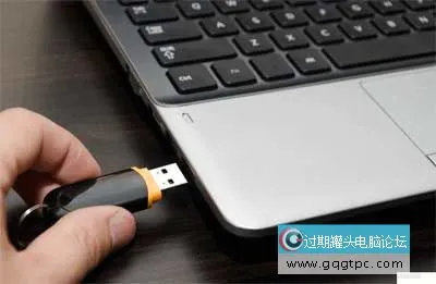 u盘在电脑上读不出来